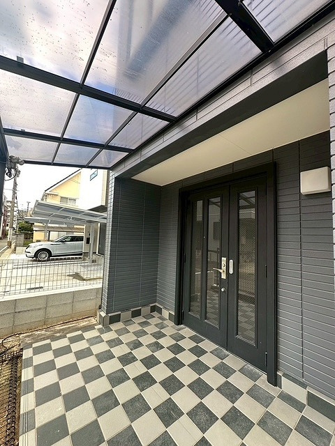 玄関にはテラス屋根があります。雨に濡れずに室内に入れます。