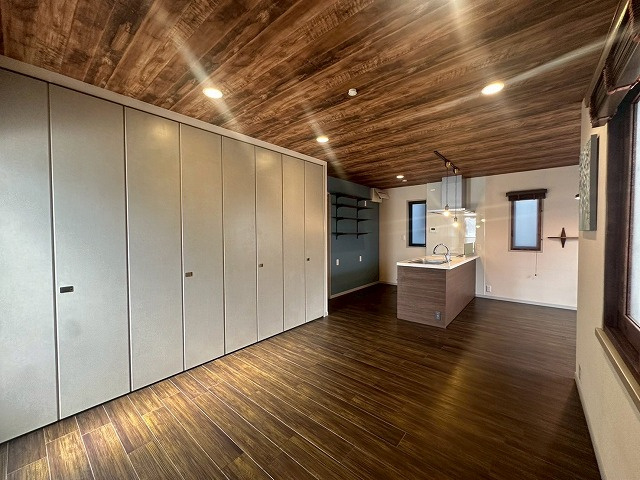 壁面に大容量の収納があります。