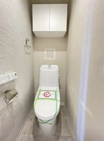温水洗浄便座付きの清潔感あるトイレは、落ち着いた空間に。　