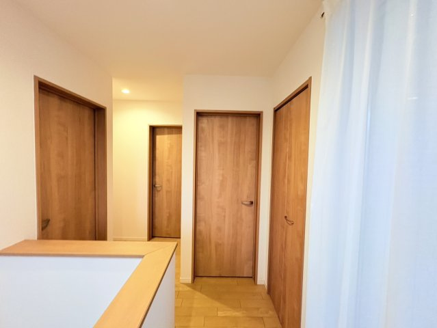 各居室へスムーズにアクセスできる、ゆとりある2階ホールです。白を基調とした壁と木目調建具が調和した、温かみのある空間に仕上がっています。ご家族が快適に行き来できる、使いやすい動線設計も魅力です。