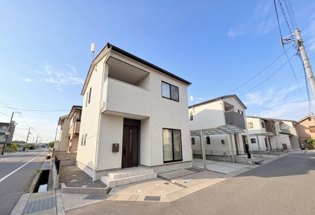 前面道路が広く開放感のある立地で、お車の出入りもしやすい住環境です。角地ならではの陽当たりや風通しの良さも魅力です。周辺は閑静な住宅地で、状態の良好な築浅住宅で落ち着いた暮らしを実現できます。