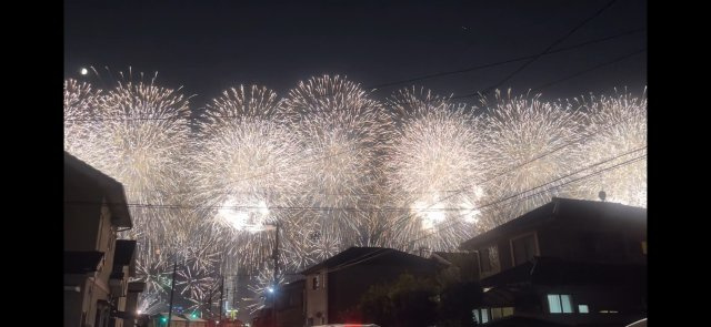 ご自宅から花火大会を楽しめる、特別感のある住環境です。大迫力の花火を身近に感じられ、ご家族やご友人との時間もより思い出深いものに。周辺は閑静な住宅街ながら、季節のイベントを自宅で楽しめる点も魅力です。