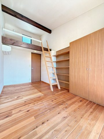 5.6帖の2F中部屋になります♪収納、ロフト付きのお部屋になります♪