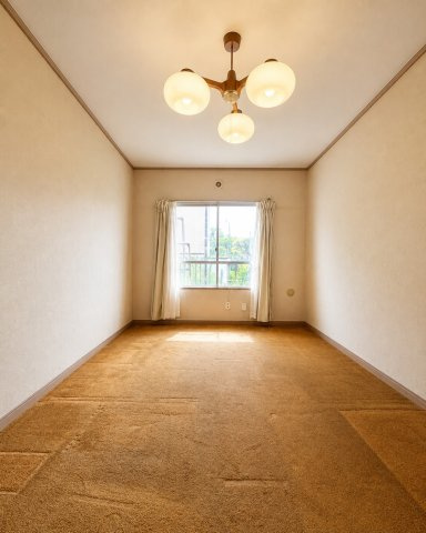 明るく使い勝手の良い洋室。寝室や子ども部屋、ワークスペースなど、ご家族のライフスタイルに合わせて幅広くご活用いただけます。
