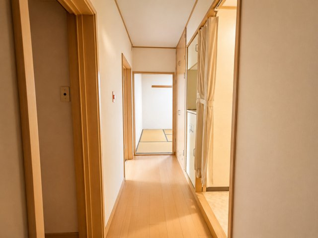 玄関からリビングまで見通しの良い廊下。住まい全体の移動がしやすく、毎日の暮らしを快適にサポートします。