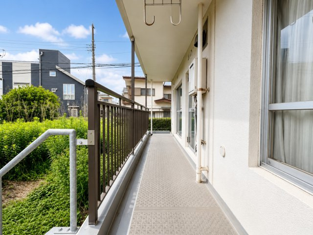 南向きバルコニーで心地よい陽光を感じる毎日。家事はもちろん、ちょっとしたリラックスタイムにもぴったりの空間です。