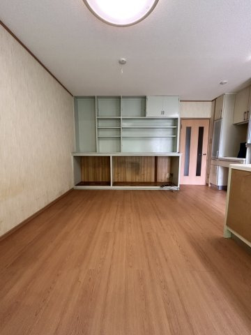 ゆとりあるリビングは、ご家族が自然と集まるくつろぎの空間。家具のレイアウトもしやすく、ゆったりとお過ごしいただけます。