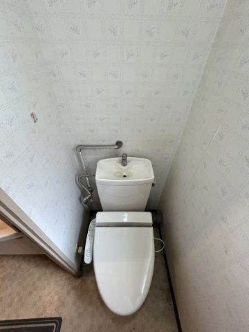 清潔感のある落ち着いたトイレ空間。毎日快適にお使いいただける、シンプルで機能的な仕様です。