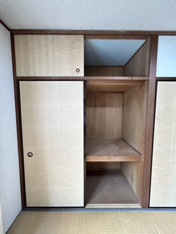 収納力のある押入を備え、寝具や季節用品もすっきり収納可能。居住スペースを広く有効活用できます。