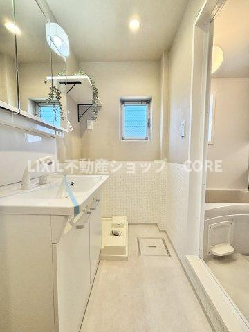 清潔感のある色で統一されたプライベート空間は、身だしなみチェックや肌のお手入れに最適です。