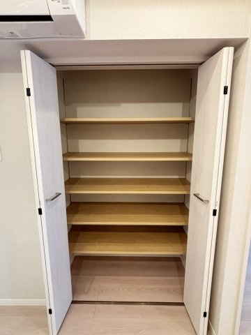 LDKには便利な収納棚がございます