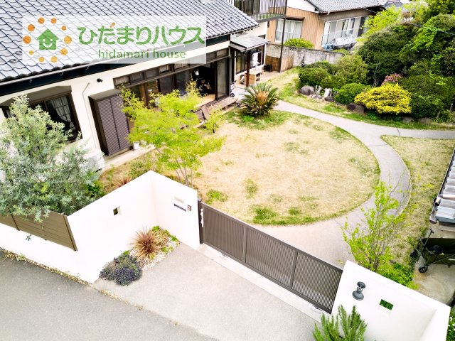 門扉から玄関へのアプローチにも売主様のこだわりが感じられます！