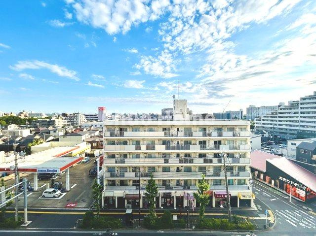 【エントランス】マンションのエントランスは、その物件の印象を決める、顔とも言える場所です。毎日通る場所ですからきれいなのが一番です。エントランス内はオートロックですので暮らしの安全も確保されています。