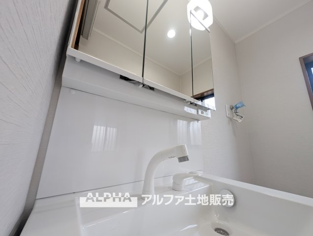 【Vanit】◆洗面台◆身支度がしやすい洗面台は、収納力にも配慮した設計。朝の準備から帰宅後まで、家族みんなが使いやすい空間です。