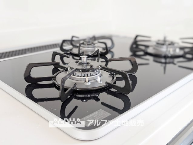 【gas　stove】◆ガスコンロ◆使い勝手に配慮されたガスコンロを備えたキッチン。火力調整がしやすく、毎日の調理がスムーズに進み、家事の時間を心地よく支えてくれます