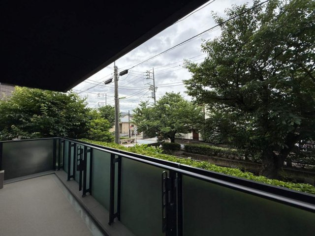 緑豊かな開放感ある眺望。春には満開の桜を間近に愉しめる特等席になります　。