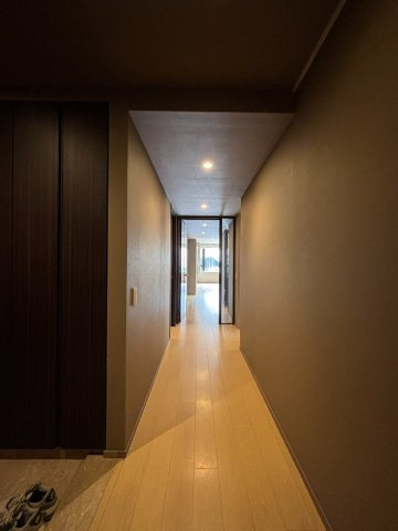 リフォーム前の玄関。奥行きを感じられる端正な廊下。プライベート感のある各居室へと繋がります。