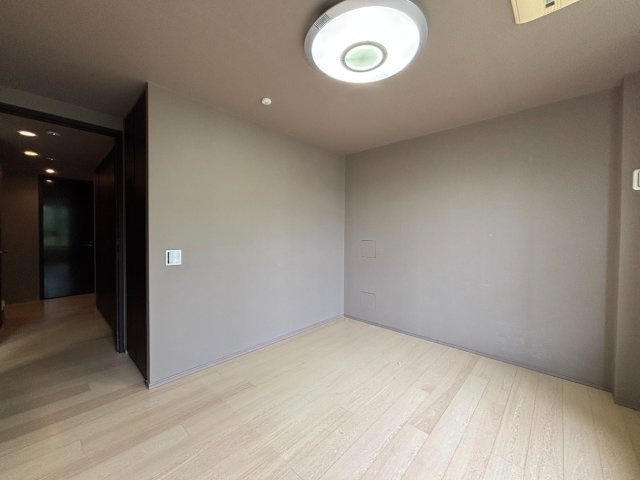 リフォーム前の写真。全室クロス貼替等で綺麗に生まれ変わる、使い勝手の良いシンプルな居室空間。