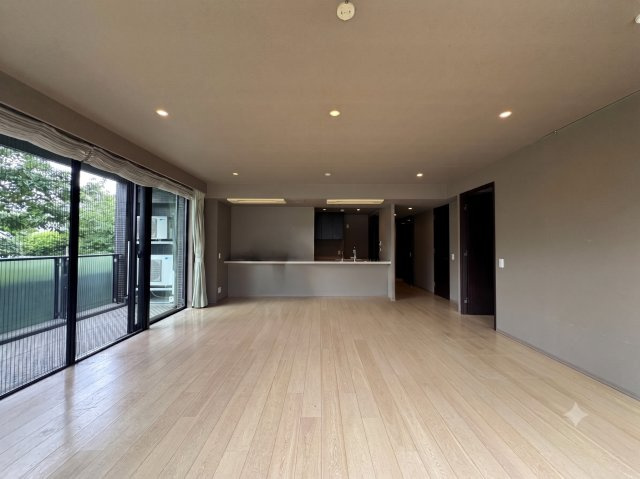 リフォーム前の写真。開放感に満ちたワイドな空間。家具の配置も自由に愉しめるゆとりの広さです　。