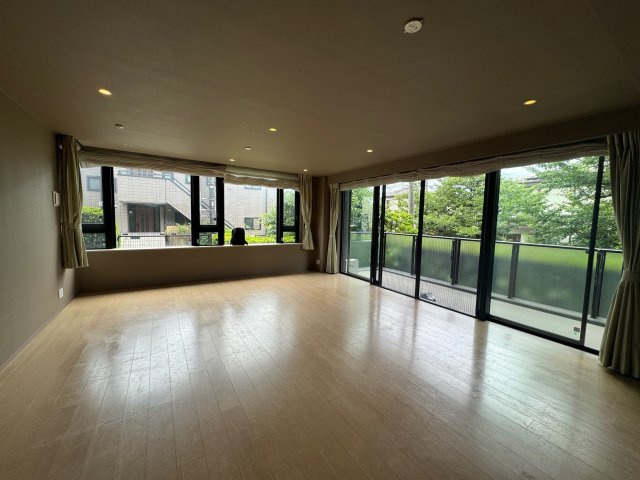 リフォーム前の写真。ダイナミックな開口部から豊かな採光と緑を室内に取り込む明るいLDKです　。