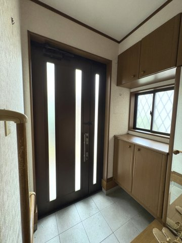 玄関まわりをすっきり保てる収納スペース付き