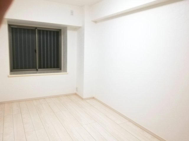 【洋室約6.3帖】　窓からやわらかな光が差し込む、静かで落ち着いて過ごせる洋室です。