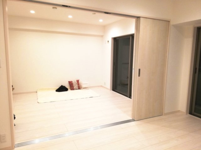 【洋室約6.0帖】　引き戸でLDKとつながり、開放的にも独立した空間にも使えます。