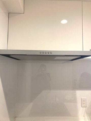【レンジフード】　油煙をしっかり吸い込むレンジフードで、キッチン周りを清潔に保てます。