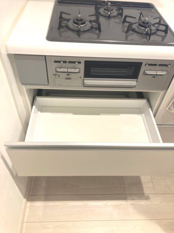 【キッチン収納】　引き出し式の収納で、鍋やフライパンを取り出しやすく整理できます。