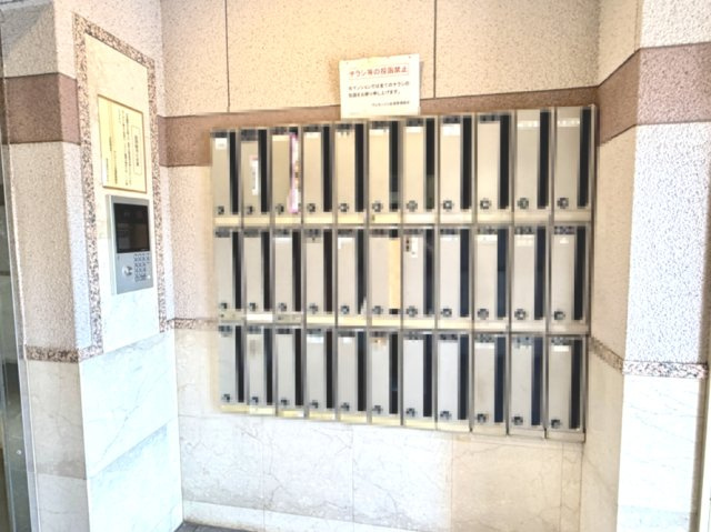 【郵便受け】　オートロック付きの集合ポストがあり、日々の荷物の受け取りも安心して行えます。