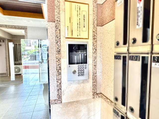 【オートロック】　オートロックが備わり、来訪者を確認してから解錠できる安心設計です。