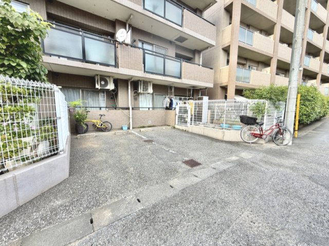 【駐車場】　敷地内の駐車場なので、車の出し入れがしやすく毎日安心して利用できます。