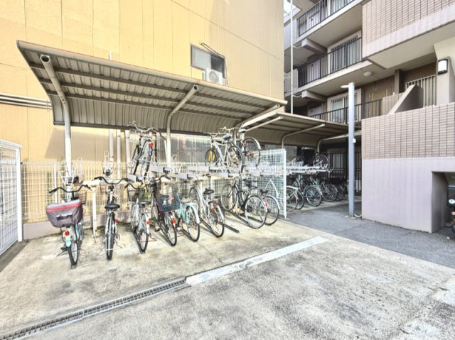 【駐輪場】　雨避けの庇が付いています。