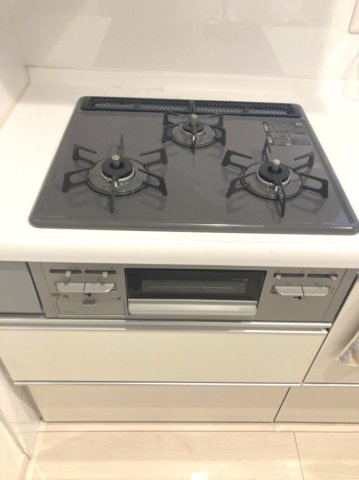 【3口コンロ】　3口コンロなので、複数の調理を同時に進められて家事がはかどります。