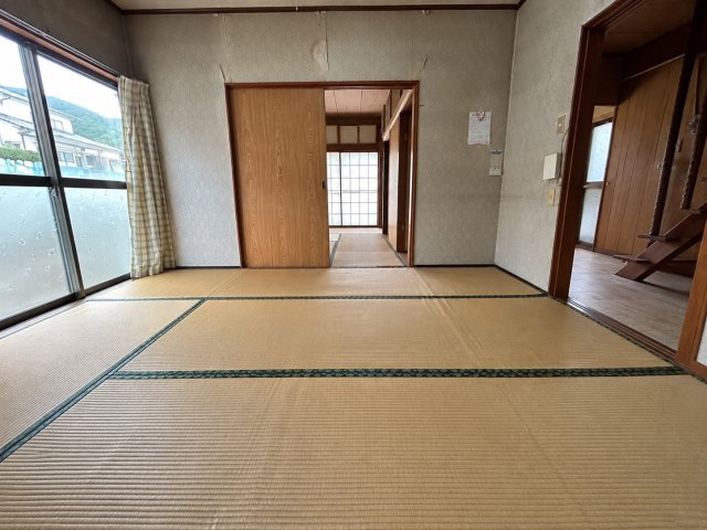 居間は隣接する和室6帖と続き間になっており一体感のある広々とした空間として利用できます。普段は居間と寝室、個室など用途を分けて使うことも可能。ご家族でくつろぐスペースや来客時の客間など活用できます。