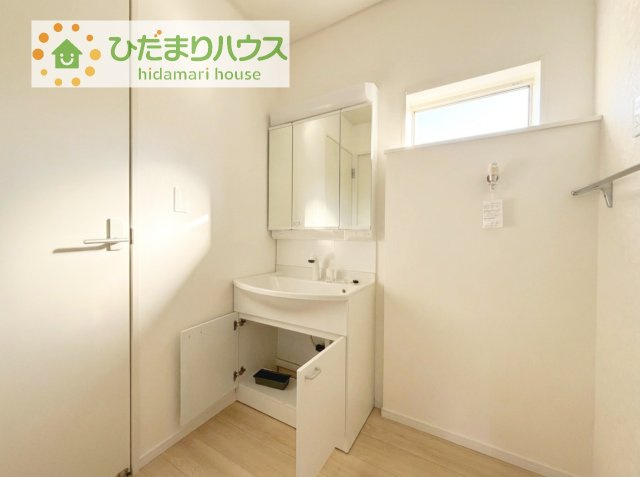 三面鏡の大きな鏡は憧れます(^^♪　鏡の後ろは収納となっていて、細かいものでも収納できるのでスッキリと整理できます！