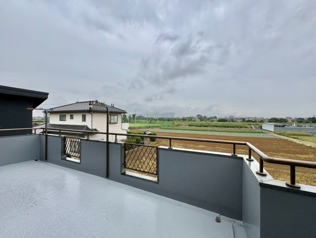 広いバルコニーで洗濯物は沢山干せます