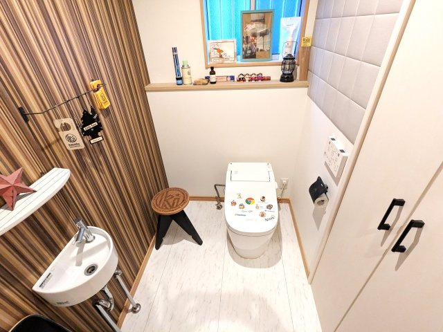 収納と水道のある、とっても広いトイレです。エコカラットで空気もスッキリ！