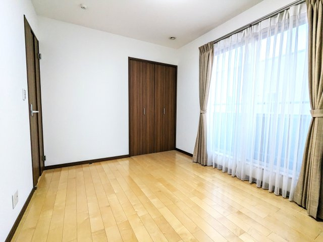 2階・南西の洋室です