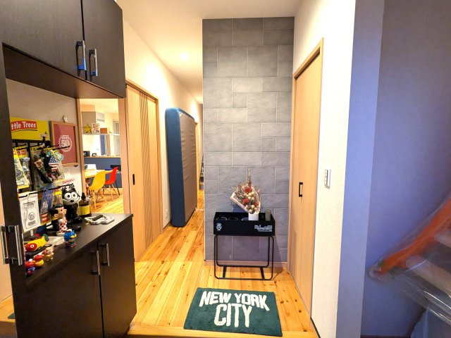 エコカラットを使ったスタイリッシュで爽やかな玄関です