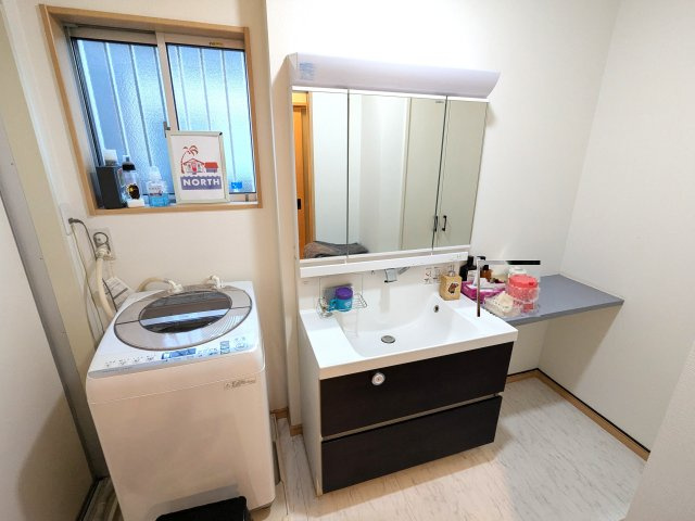 洗面台の向かい側にはタオルを収納するリネン庫がございます♪