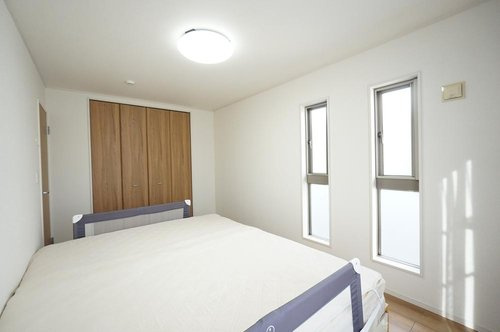 収納豊富な寝室スペース　大容量クローゼットで衣類も季節物もスッキリ整理できます。
