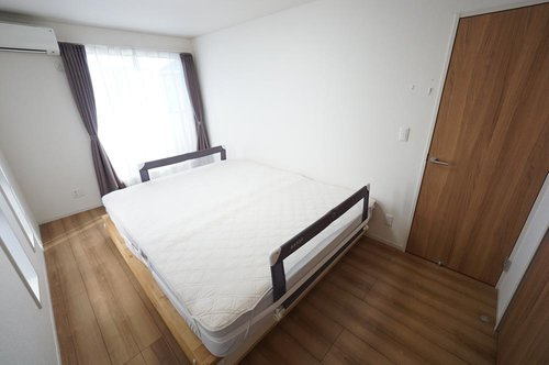 陽当たりの良い主寝室　縦長窓から柔らかな光が入る明るいお部屋。落ち着いた雰囲気でゆっくり休めます。