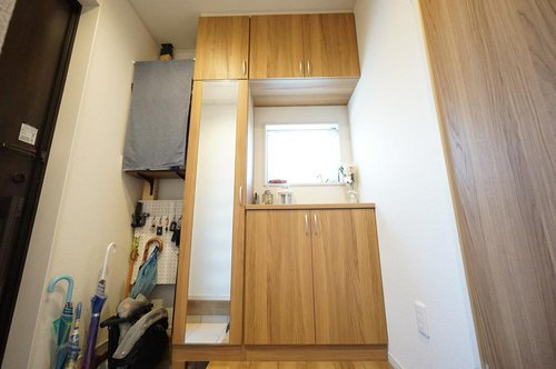 大容量の玄関収納付き　全身ミラー付きの玄関収納でお出かけ準備もスムーズ。傘や小物も整理しやすい造りです。