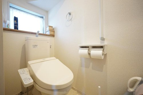 窓付きで気持ちよく使えるトイレ　採光・換気ができる窓付き。落ち着いた雰囲気で清潔感のあるトイレ空間です。