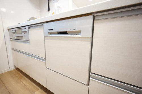 食器洗乾燥機付きで家事の時短に◎　ビルトインタイプで見た目もスッキリ。毎日の後片付けがぐっと楽になります。