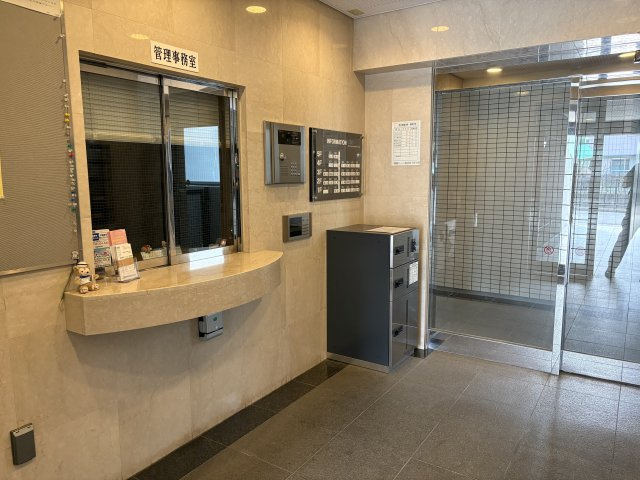 明るい大理石調の壁が高級感を醸し出すロビーです。不審者の侵入を防ぐオートロックや安心の管理事務室窓口を設置。不在時でも荷物を受け取れる便利な宅配ボックスも備え、暮らしの安全と快適性を高めます。
