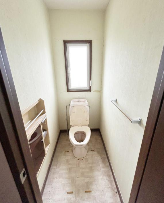 白を基調としたトイレは、インテリア次第でどんな空間になるかワクワクしますね♪