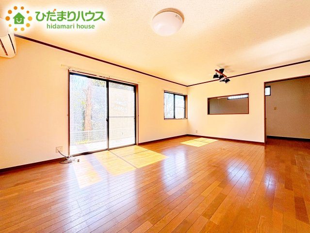 日当たりの良い南の窓に沿ってレイアウトされたLDK。キッチンに立っていても、外の景色が楽しめるため、晴れやかな気分で過ごせます。