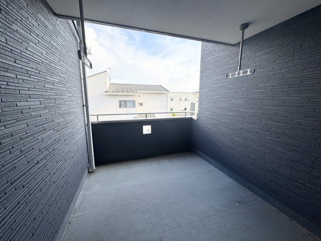 外からの目が気にならないバルコニーで洗濯物が干せます